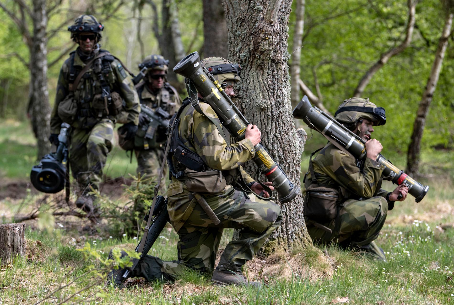 Svenska pansarskyttesoldater med AK5, Pansarskott 86 och Robot 57 övar markstrid. Arkivbild.
