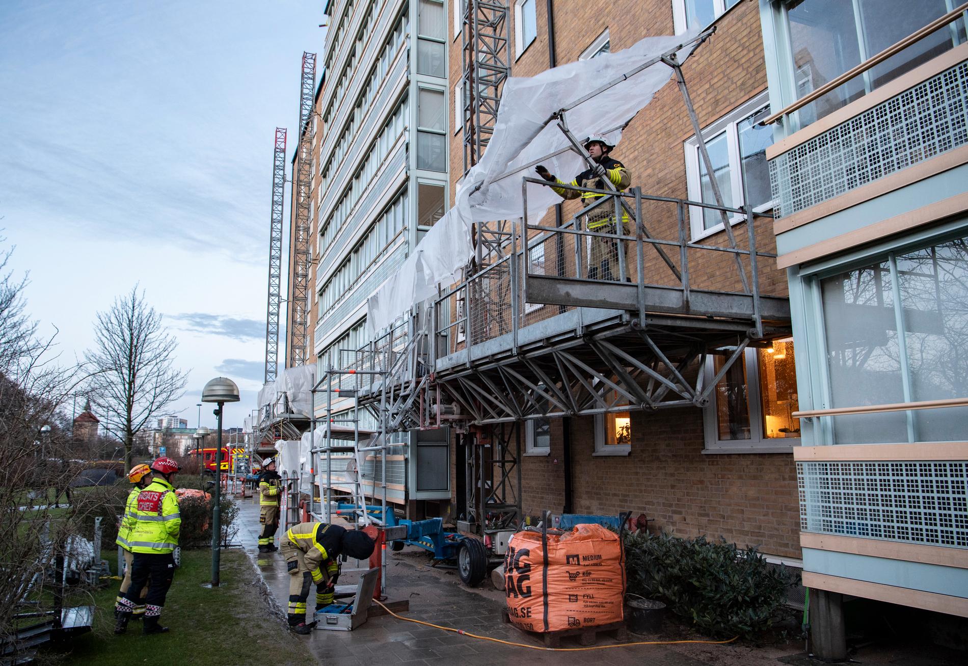 Räddningstjänsten på plats för att säkra upp en byggnadsställning på Annebergsgatan i Malmö på lördagen.