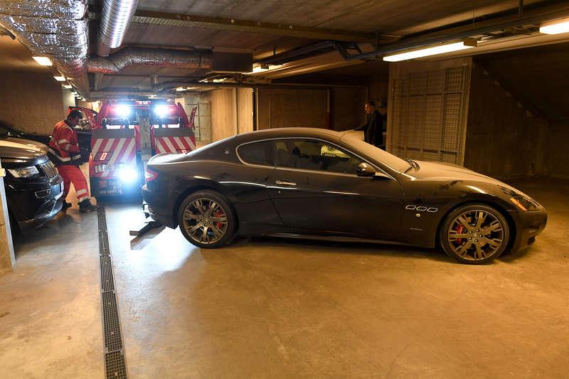 Här beslagtar kronofogden toppmannens Maserati.