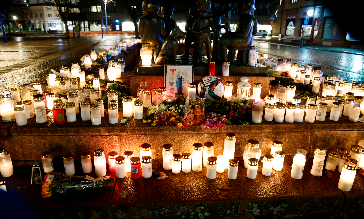 På torget i Vetlanda brinner mängder med ljus till minne av Tove. Många har lämnat en liten hälsning. 