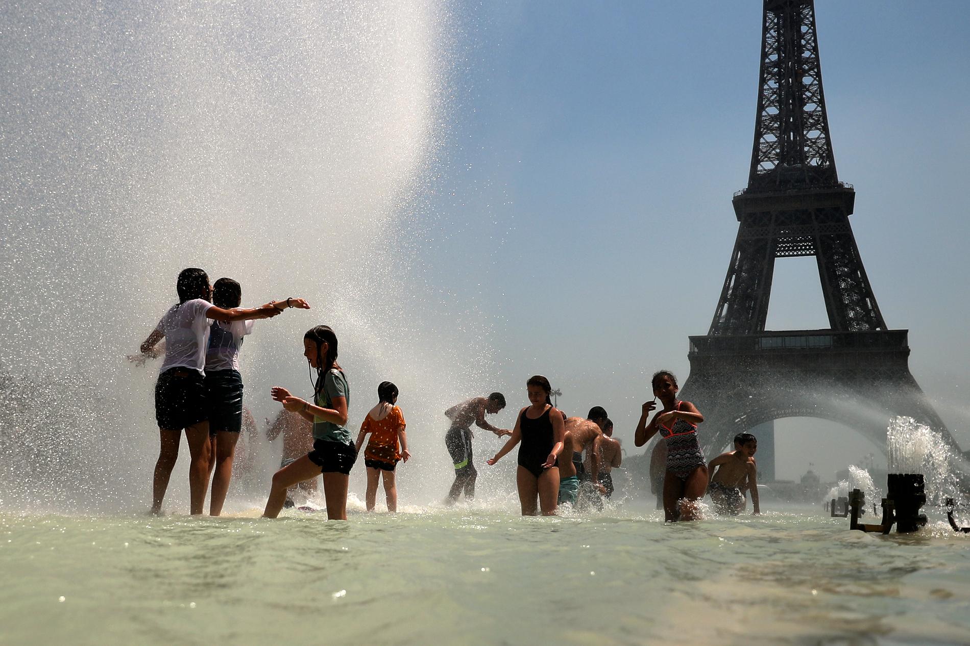 I slutet av juni svalkade sig människor i fontänen i Trocadero i Paris. I veckan väntar en ny värmevåg med temperaturer på över 40 grader i den franska huvudstaden. Arkivbild.