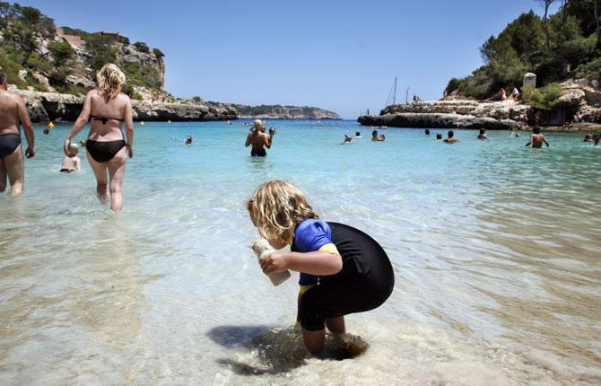 CALA LLOMBARDS, MALLORCA Liten, långgrund och vacker strand i en skyddad vik, med hoppvänliga klippor på båda sidor. Populär bland mallorkiner, men allt fler turister börjar hitta den lilla undanskymda pärlan på öns sydostkust. Här är vattnet nästan overkligt turkosblått och tack vare klipporna blir det aldrig vågigt. Boka din resa till Mallorca här!