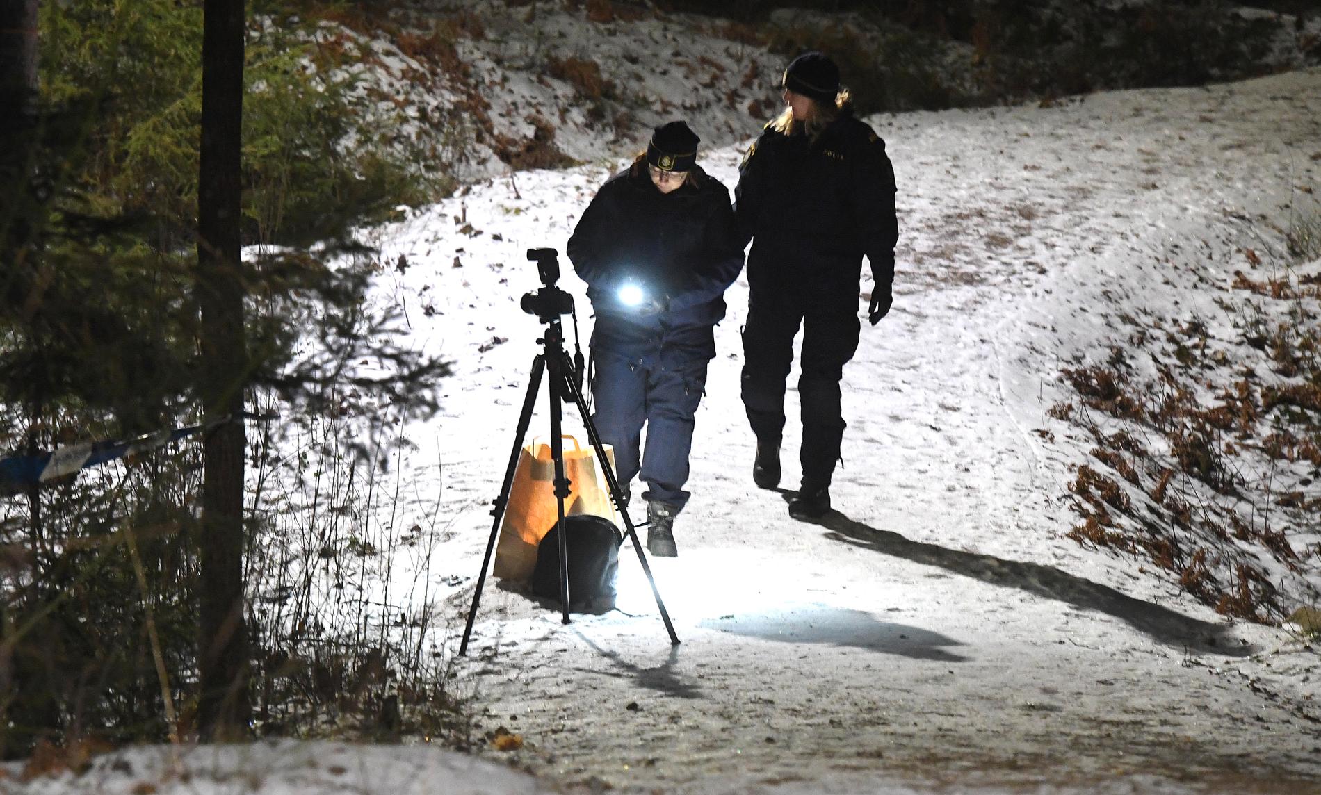 Polis på plats i Järfälla efter våldtäkten.
