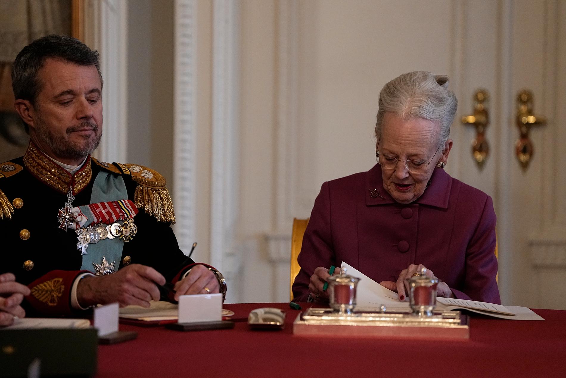 Drottning Margrethe undertecknar sin abdikation inför sin son och Danmarks nya kung, Frederik X. 