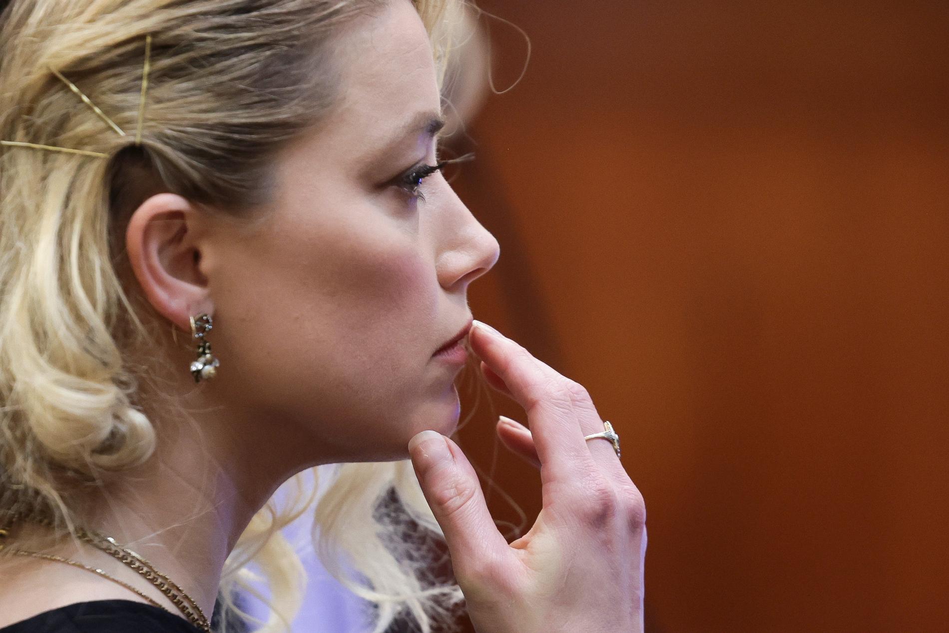 Amber Heard säger i ett uttalande att hon är "förkrossad" över domslutet.