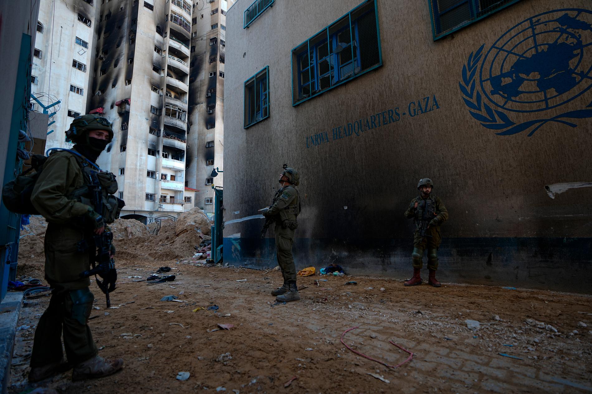 Israeliska soldater utanför Unrwa:s kontor i Gaza.