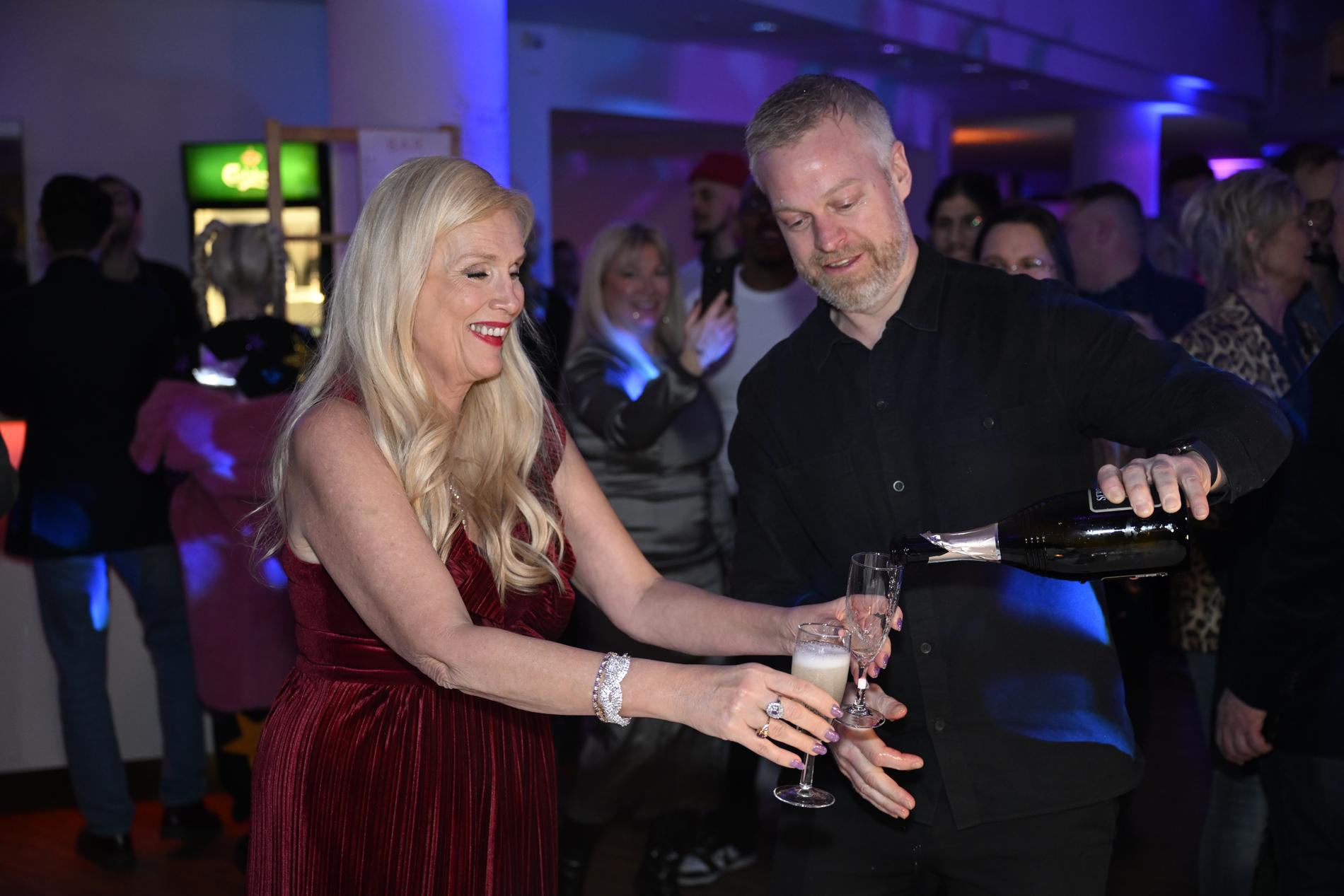 Gunilla Persson firar efter Melodifestivalen med sin skivbolagsrepresentant Erik Stenhammar, som har stora planer för Hollywoodfrun.