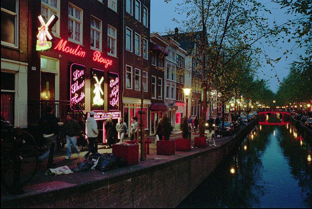 Kanalerna ringlar sig genom Amsterdam, bland annat i Red light district. 