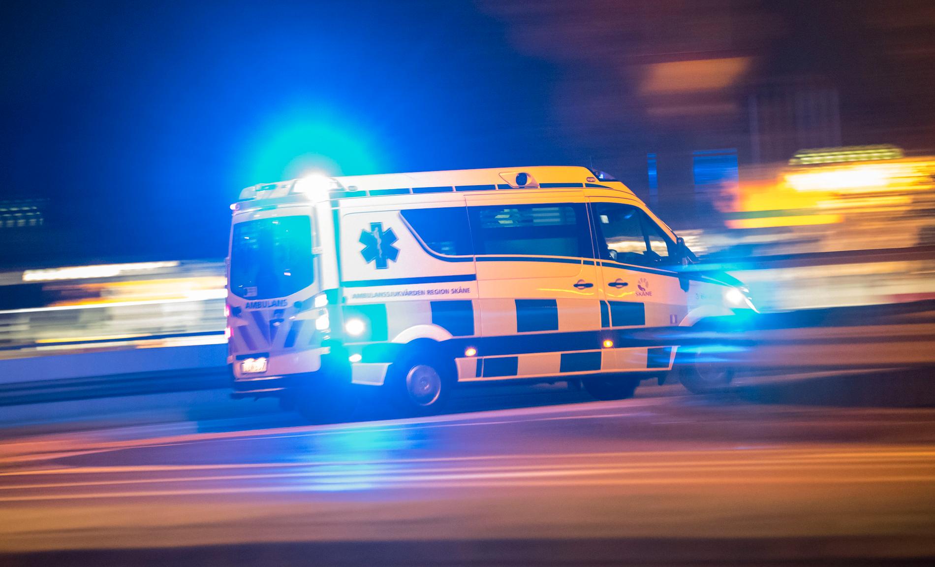 Fyra personer har förts till sjukhus efter en krock mellan tre bilar utanför Karlskrona. Arkivbild.