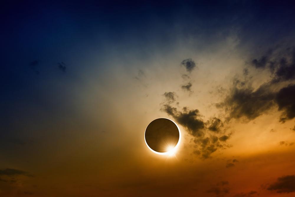På måndag kan amerikaner uppleva en total solförmörkelse.