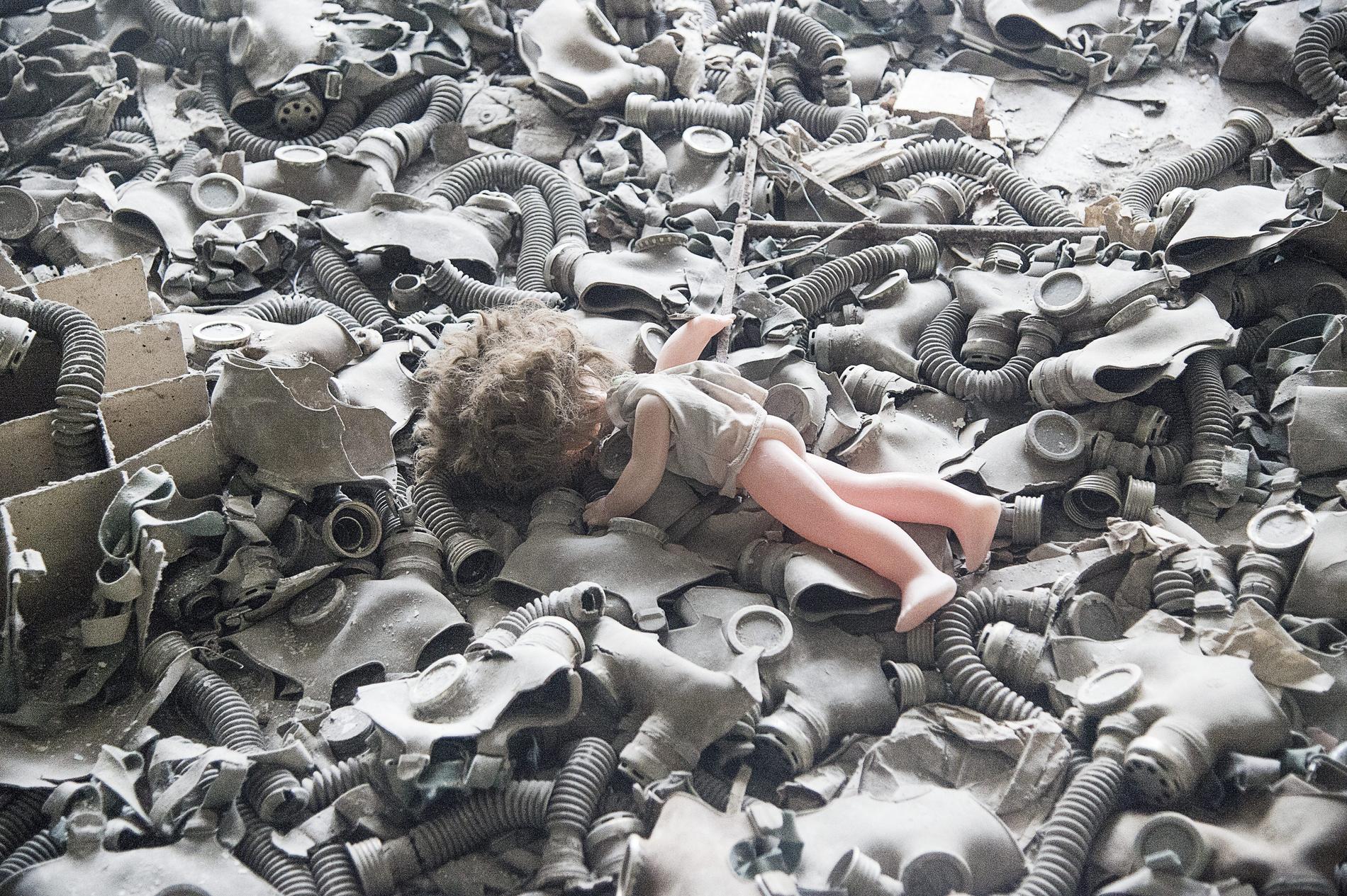En docka bland gasmasker i Tjernobyl.