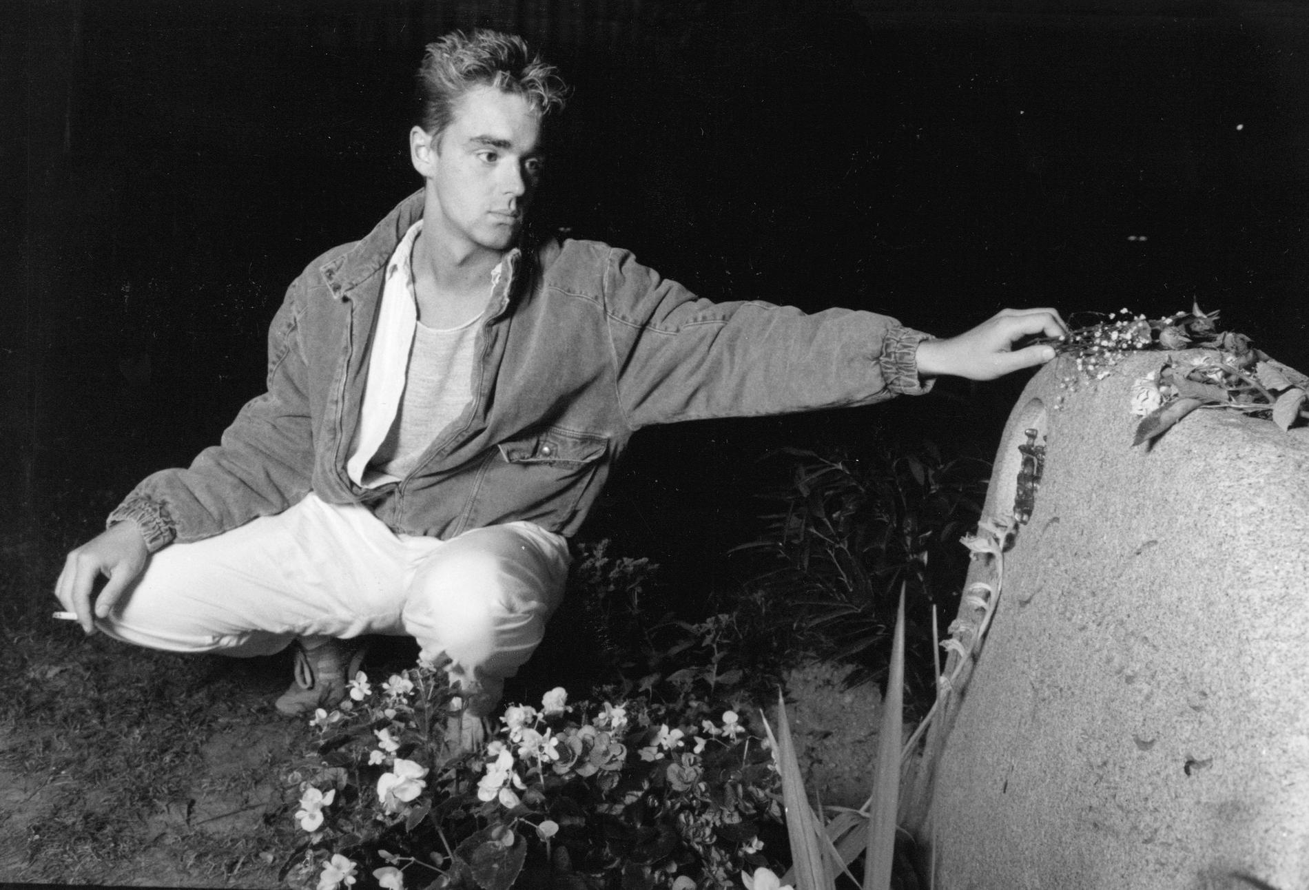 Jack Vreeswijk vid pappa Cornelis grav på Katarina kyrkogård 1990. 