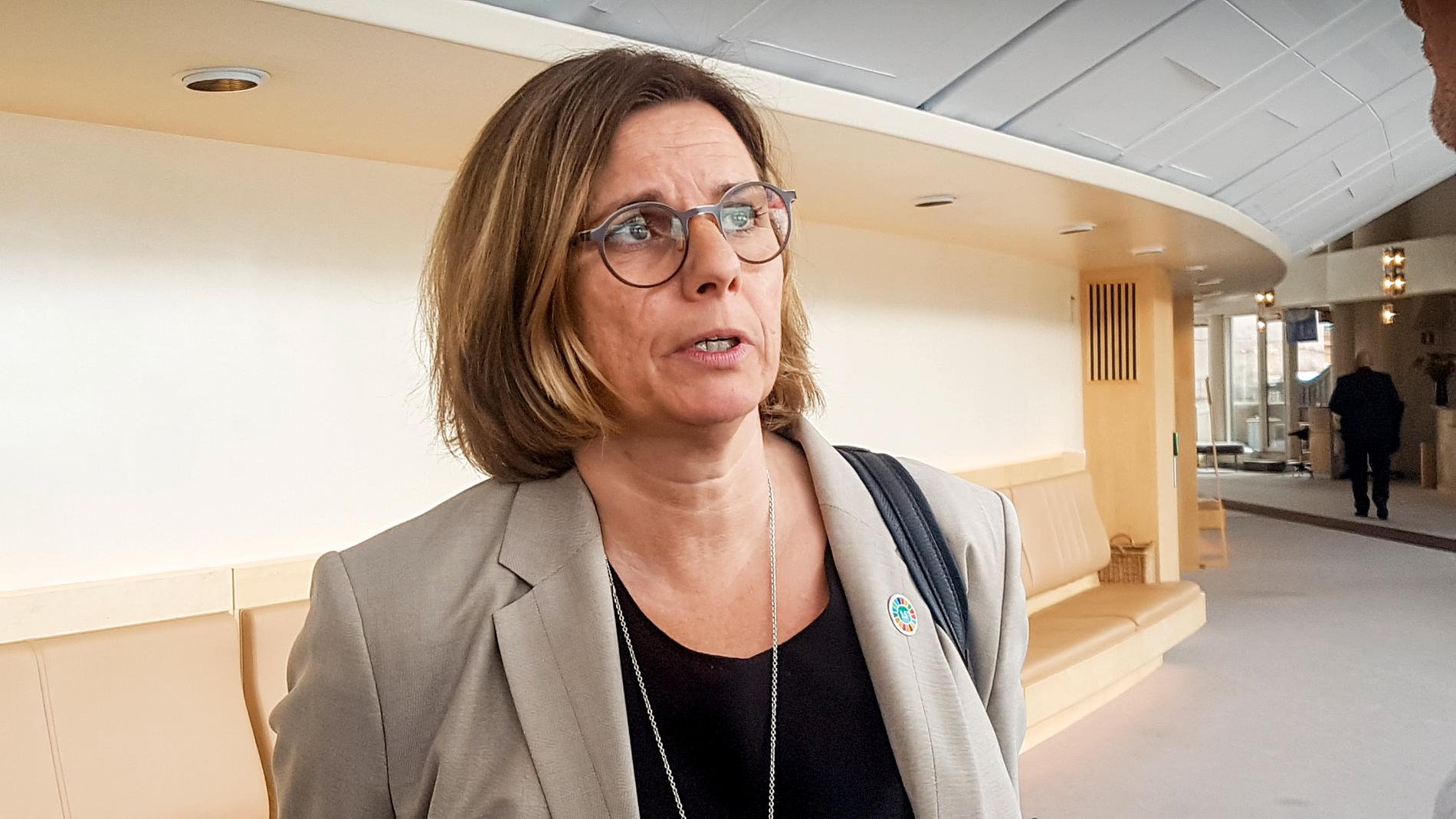 Vice statsministern, miljö och klimatminister Isabella Lövin (MP), tycker det är olyckligt att de borgerliga partierna inte vill skriva under försvarsberedningens rapport.
