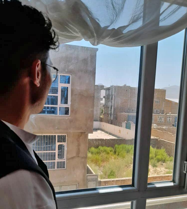 Från sitt rum i Kabul ser Habib, 23, hur talibanerna för var dag som går stärker sitt grepp om landet.