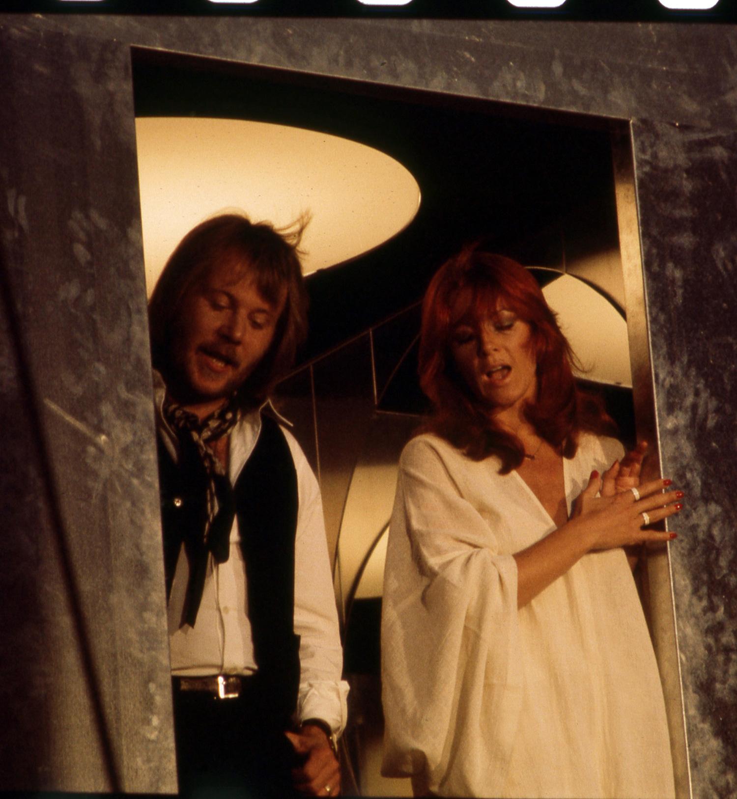 Benny Andersson och Anni-Frid Lyngstad under inspelningen av ”ABBA: The Movie” från 1977.