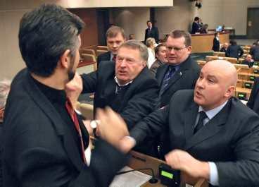 Zjirinovskij attackerar en riksdagskollega under ett bråk i duman år 2005.