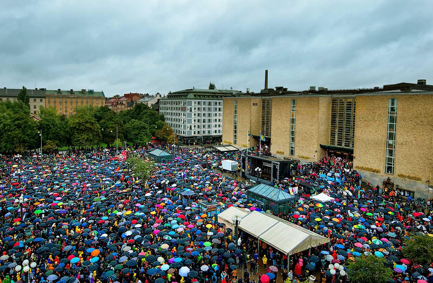 Flyktingar välkomna. En manifestation för flyktingmottagande samlade 15 000 människor på Medborgarplatsen i Stockholm 17 september.