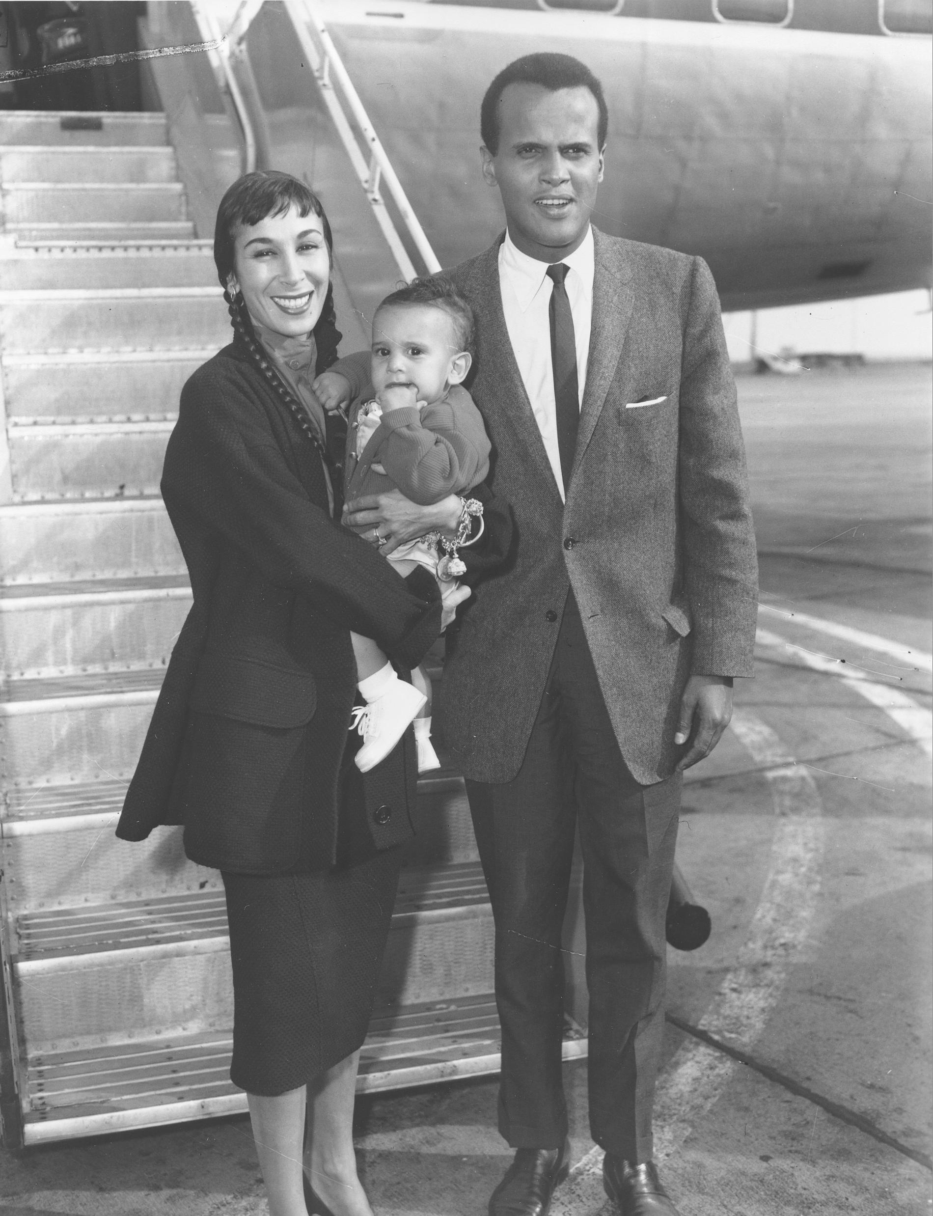 Belafonte och hans dåvarande fru Julie, med sonen Michael, år 1958. 