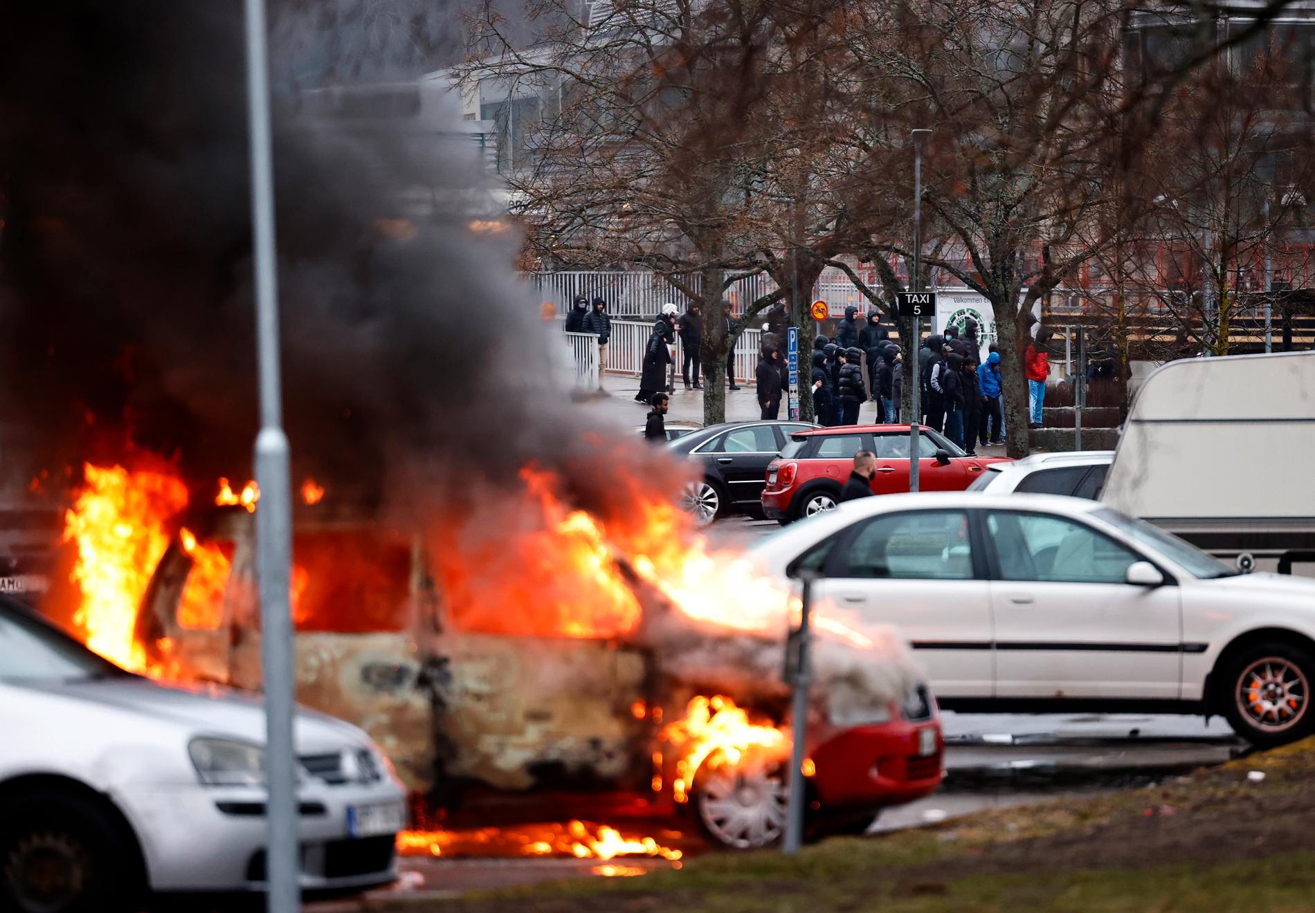 Bilar brann på en parkering i Navesta i Norrköping på torsdagskvällen. Oroligheterna utlöstes av att högerextremisten Rasmus Paludan har fått tillstånd att hålla en allmän sammankomst. 