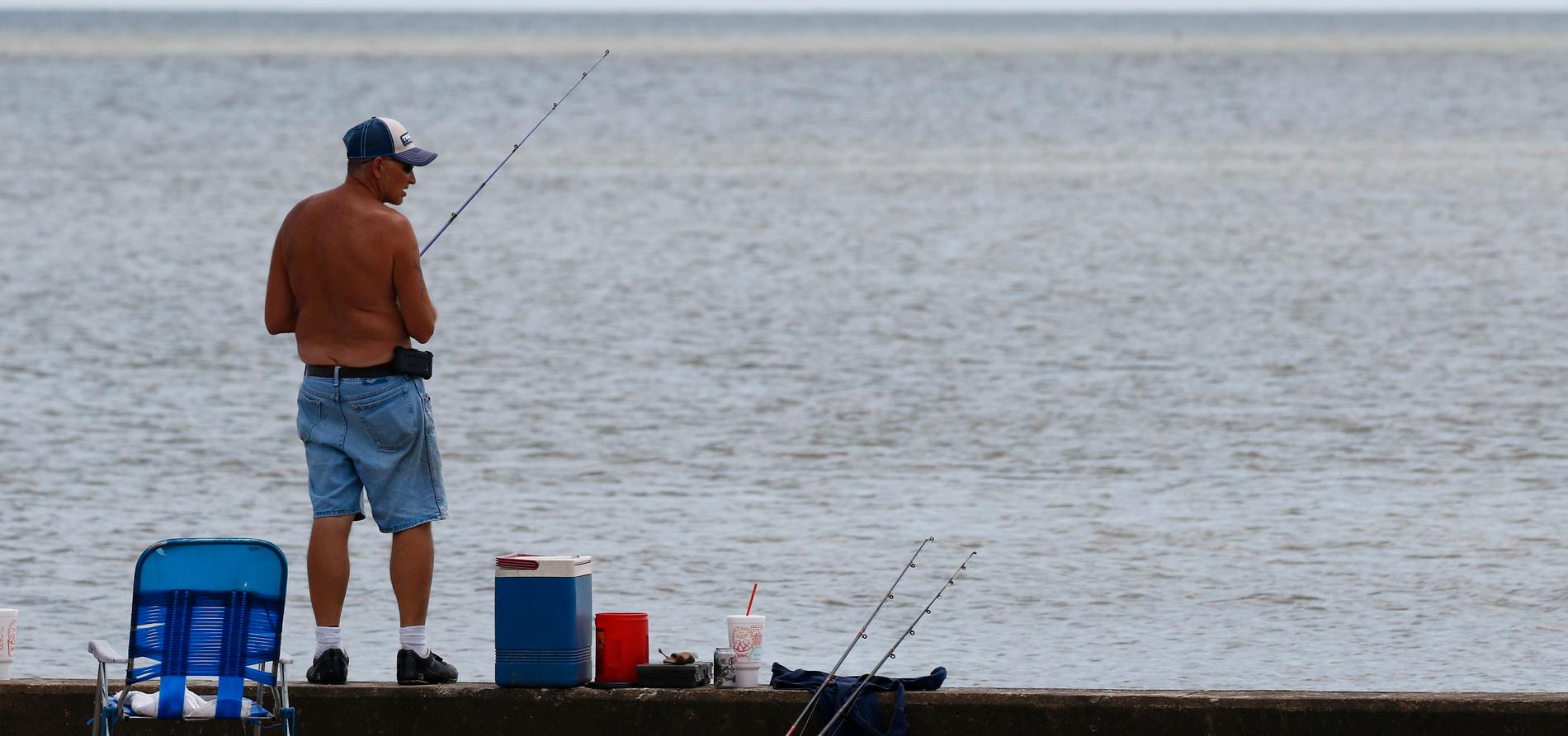 En fiskare vid Pascagoula Bay i Mississippi i väntan på stormen Alberto.