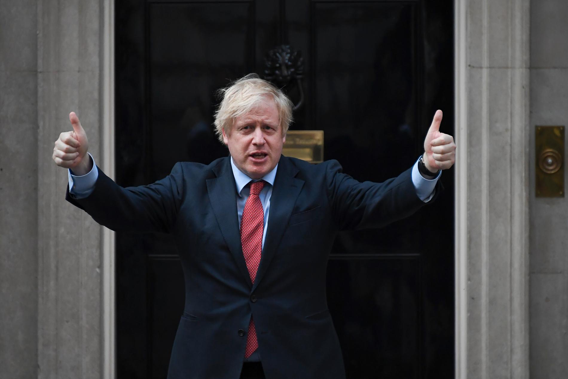 Storbritanniens premiärminister Boris Johnson har än så länge klarat sig bra i coronakrisen – trots växande kritik mot hans strategi för att bekämpa virusutbrottet.