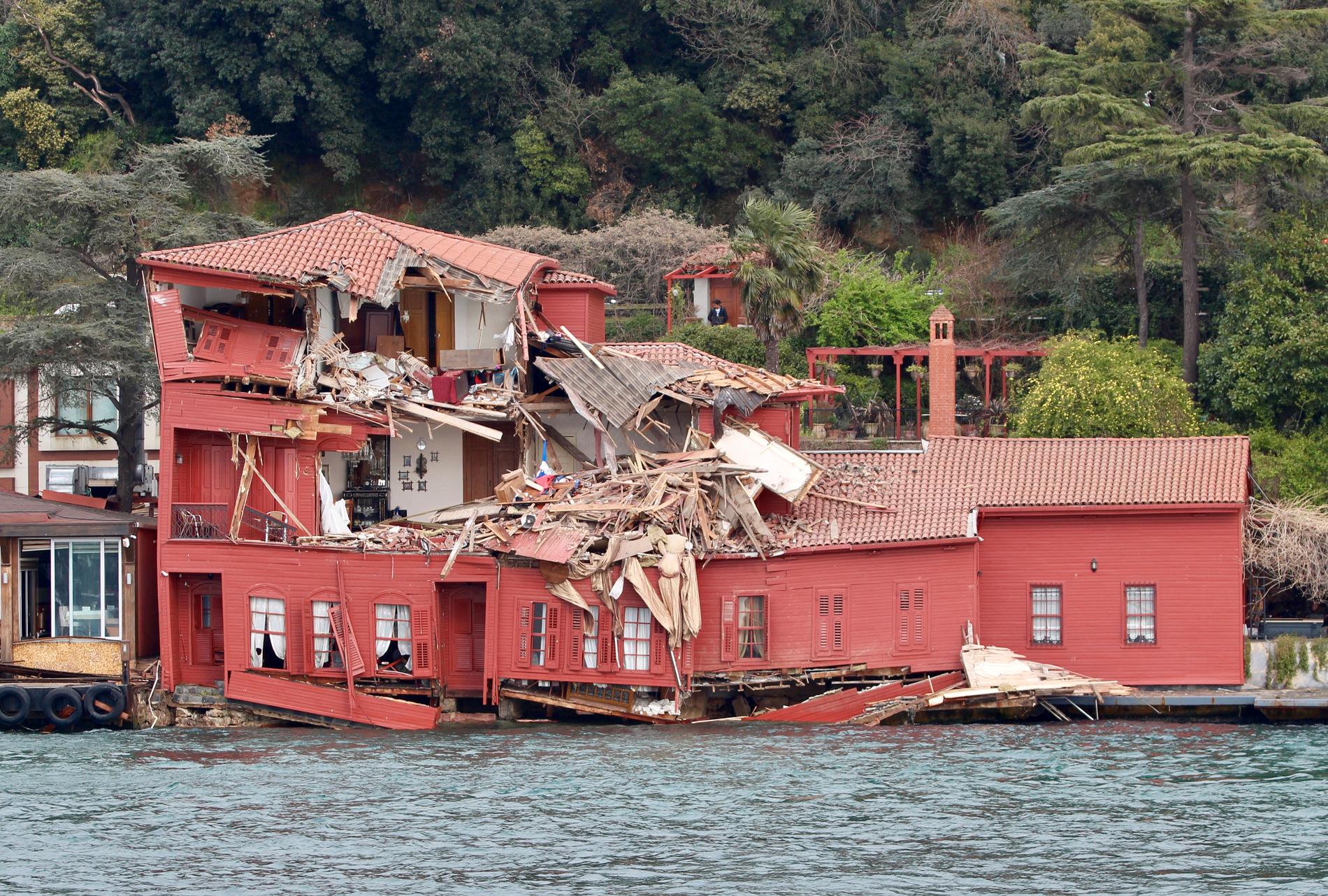 En historisk byggnad vid Bosporen fick stora skador sedan ett lastfartyg kraschat in i huset.