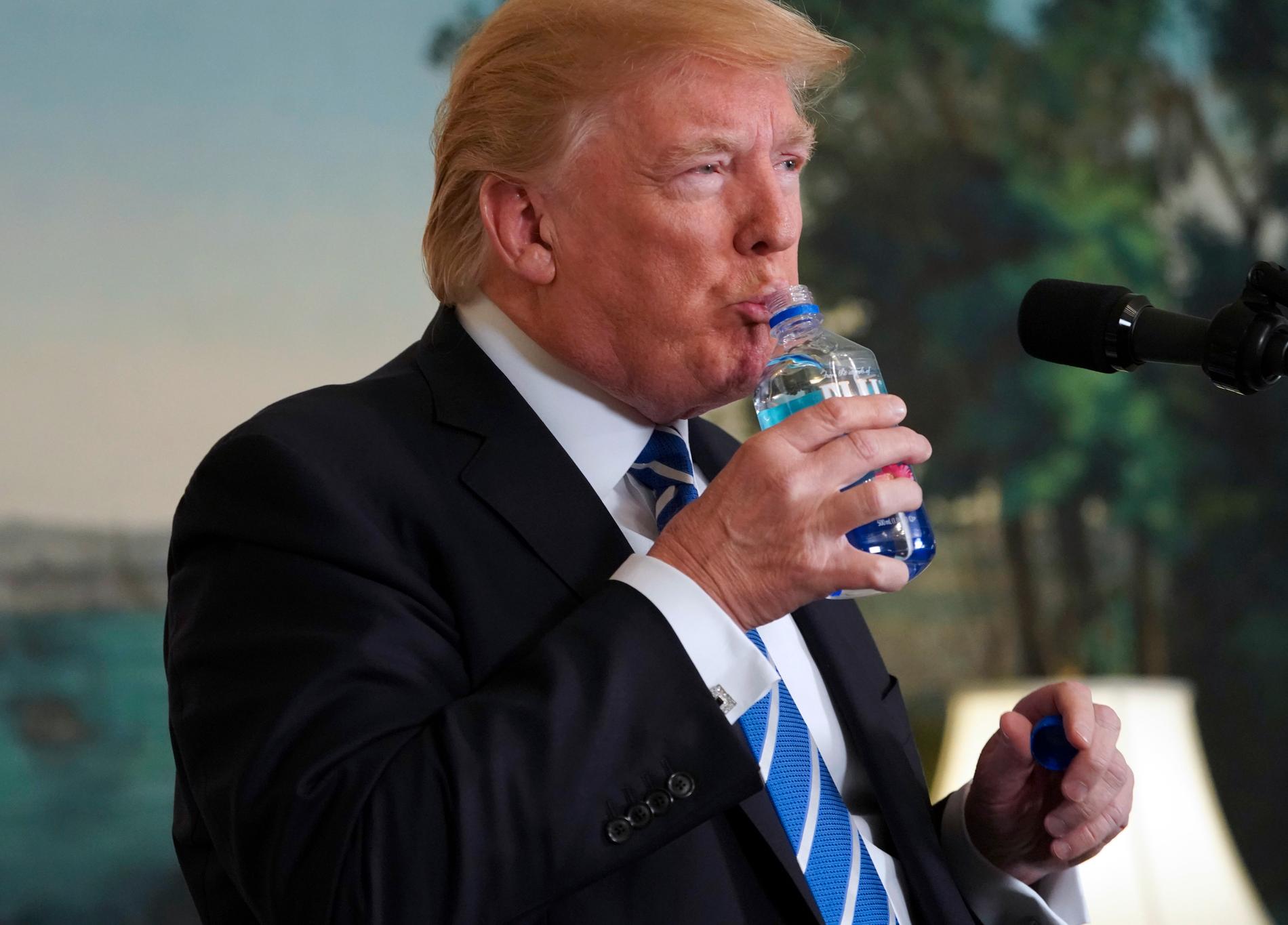 Donald Trump smuttar på sitt flaskvatten