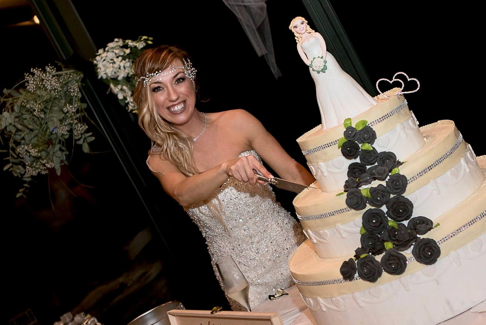 Här skär Laura upp en bit av bröllopstårtan.