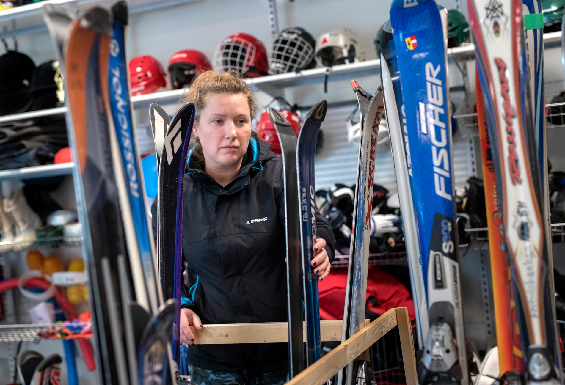 Fanny Sannerud hjälper Valeria Vilthaug till rätta med skidorna i Göteborg.
