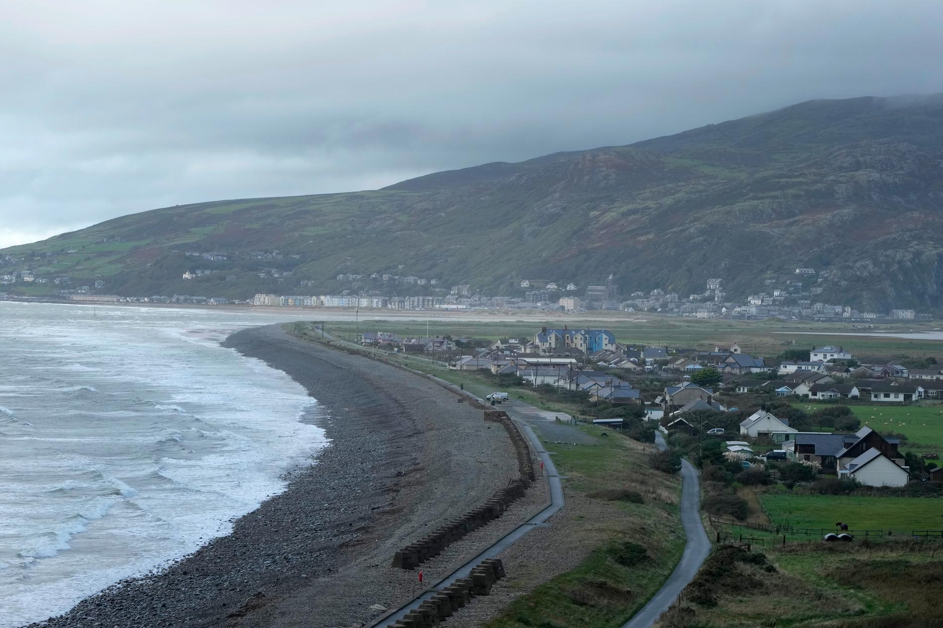 Byn Fairbourne i Wales är hårt drabbad av klimatförändringarna som lett till höga havsnivåer och kraftiga stormar i området. 