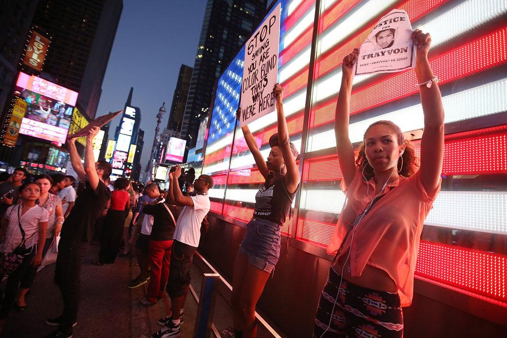 Times Square i New York var fullt av folk som protesterade mot domen. På en av kvinnornas skyltar står det "sluta säga att ni är färgblinda – det är därför vi är här".