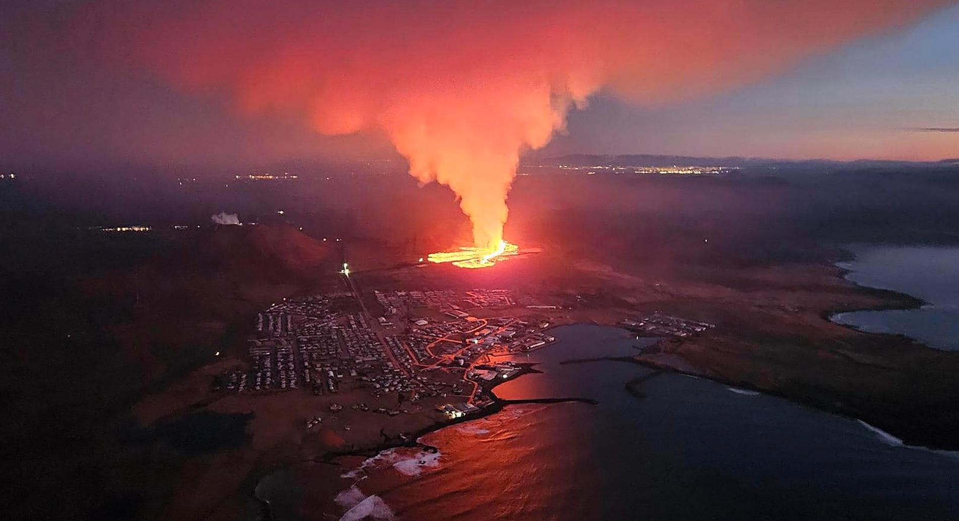 Bild från utbrottet i februari. Grindavík i förgrunden. 