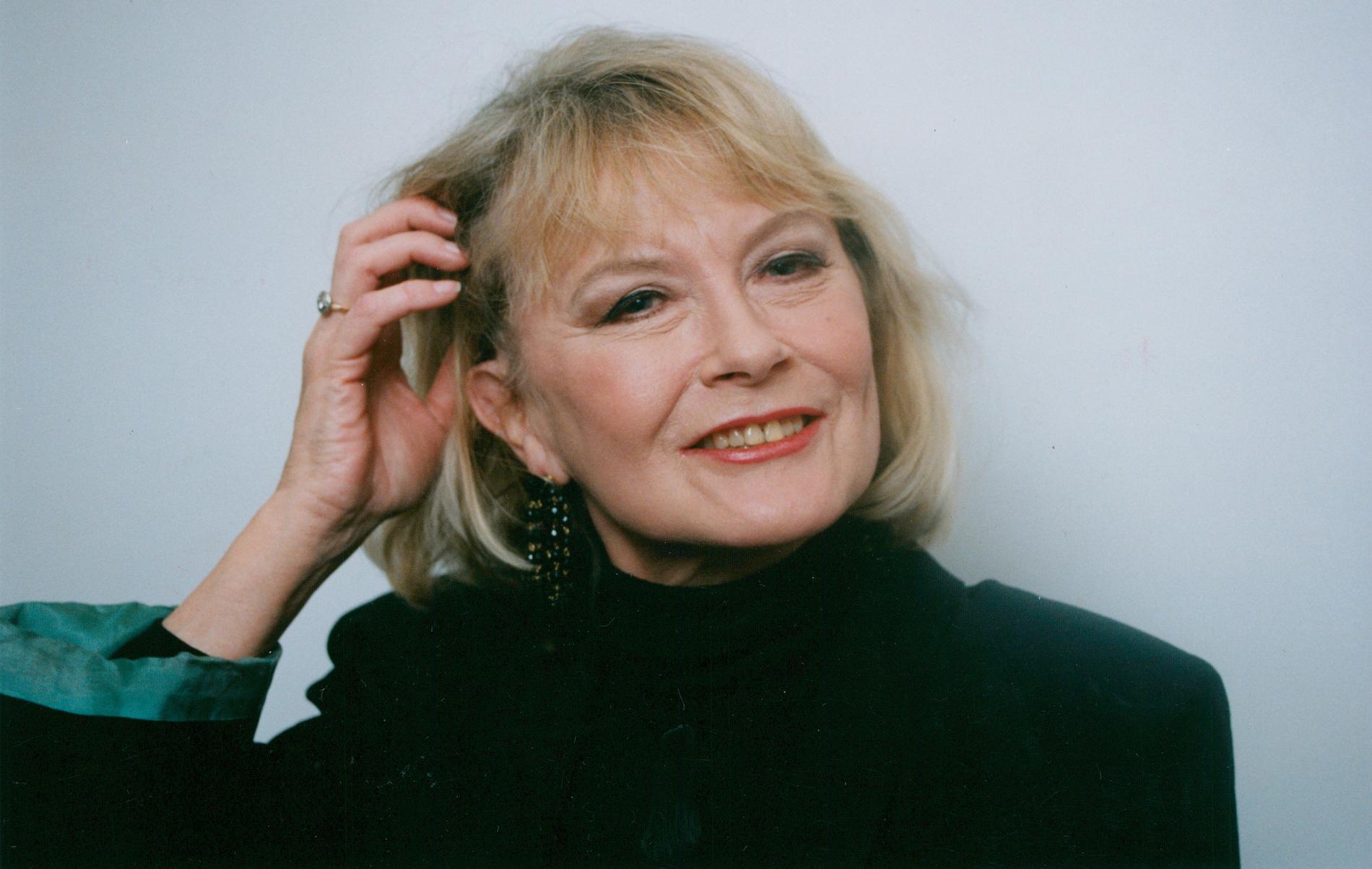 När Monica Zetterlund 1991 släppte albumet ”Varsamt” och fick en radiohit med ”Under vinrankan” innebar det en nytändning för hennes karriär. Nu släpps några av låtarna på engelska.
