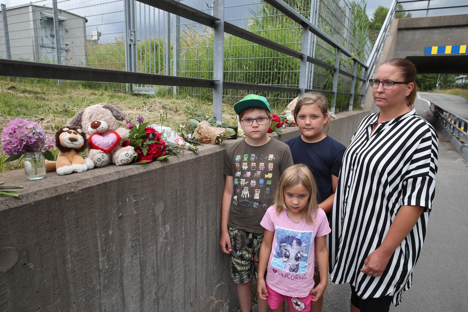 Maria Tallberg och barnen Mio, Neo och Ally åkte från Hässleholm för att tända ett ljus på minnesplatsen.