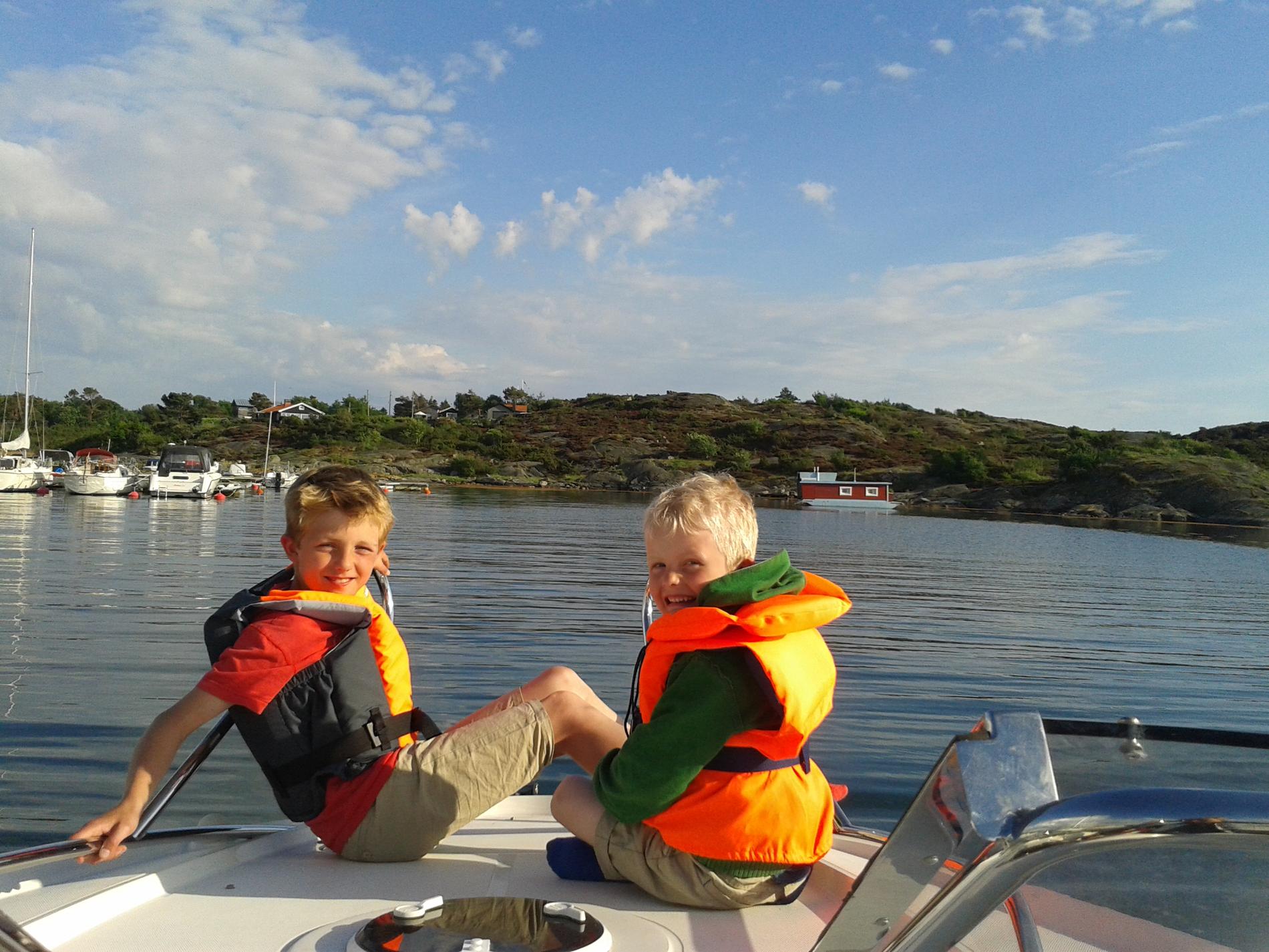 Emil och Kalle på väg in i Lerkils hamn efter en go dag på havet.