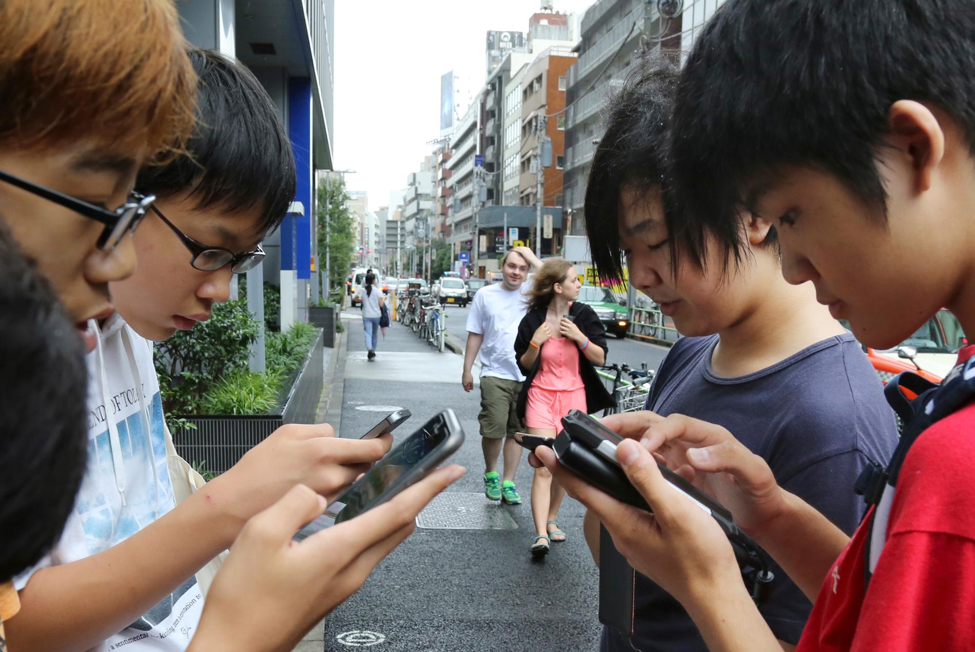 Några japanska studenter spelar ”Pokémon Go” när det släpptes den 22 juli.