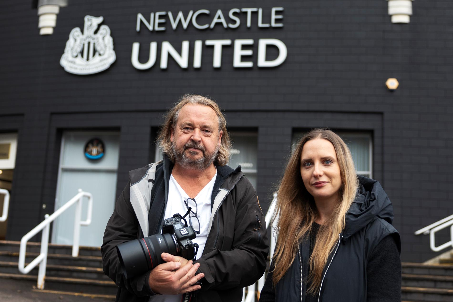 Aftonbladets fotograf Nils Petter Nilsson och reporter Frida Fagerlund på plats i Newcastle.