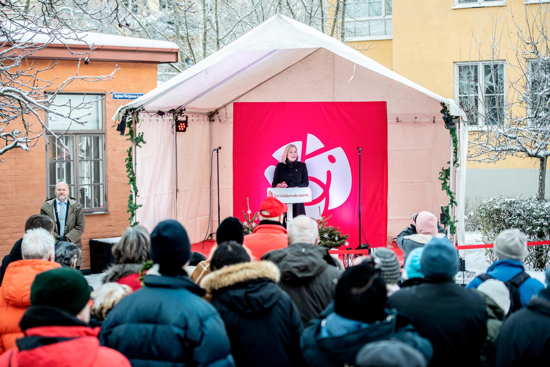 Magdalena Andersson (S) jultalade iklädd tomtemorsvantar i Filmstaden i Solna utanför Stockholm.
