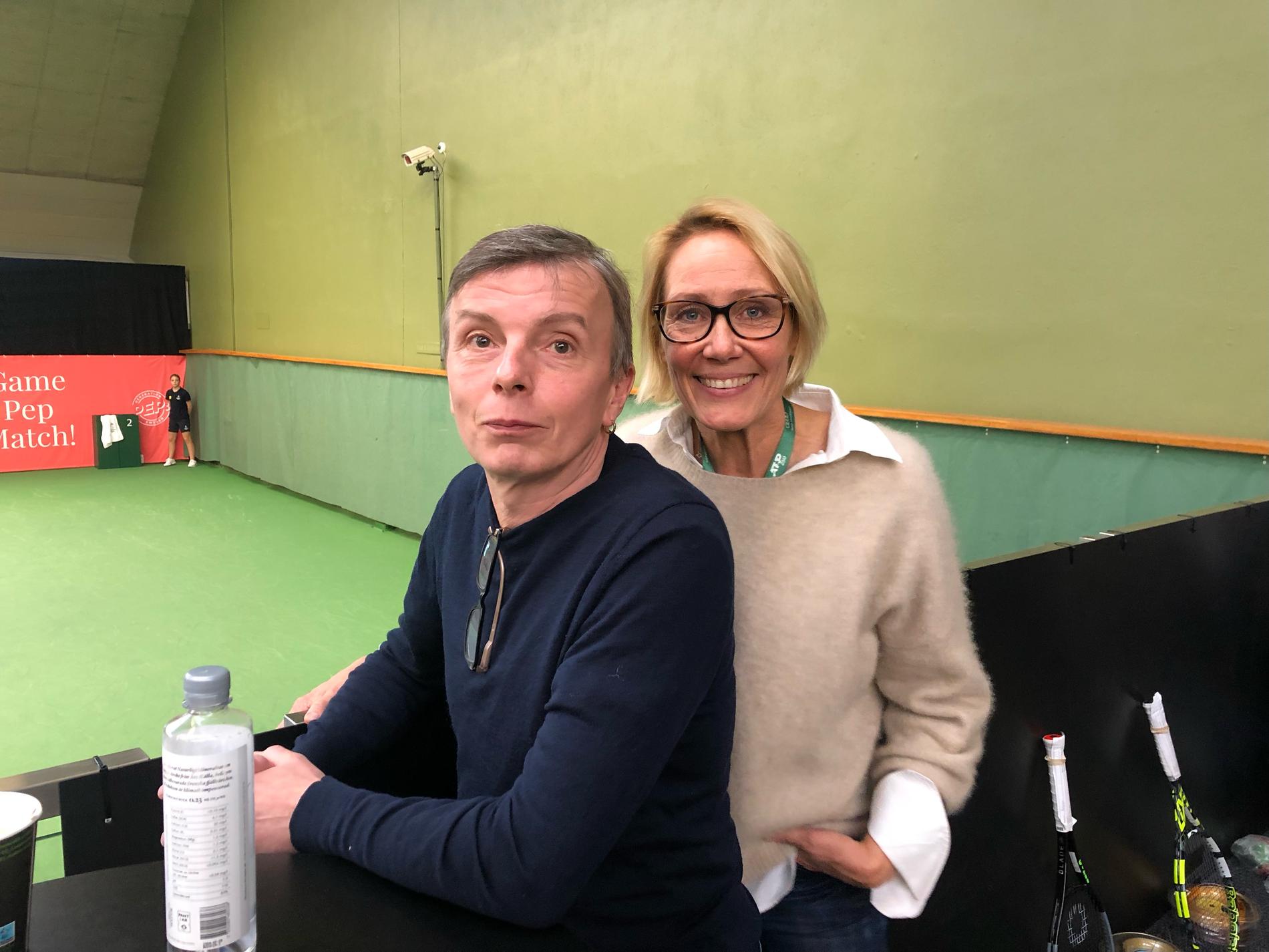 Emil Ruusuvuoris föräldrar Jari och Eva från Helsingfors är i Stockholm för att följa sin 52-rankade grabb. 