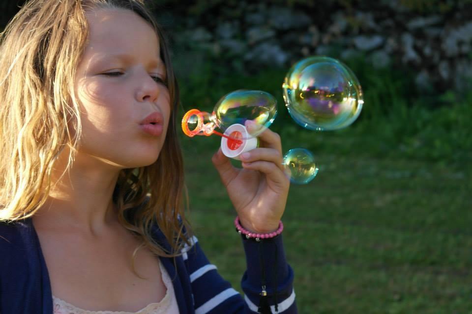 En sommar bild fylld med sommarkänsla på min kusin när hon blåser bubblor i lillehammer, Norge, skriver Elin.