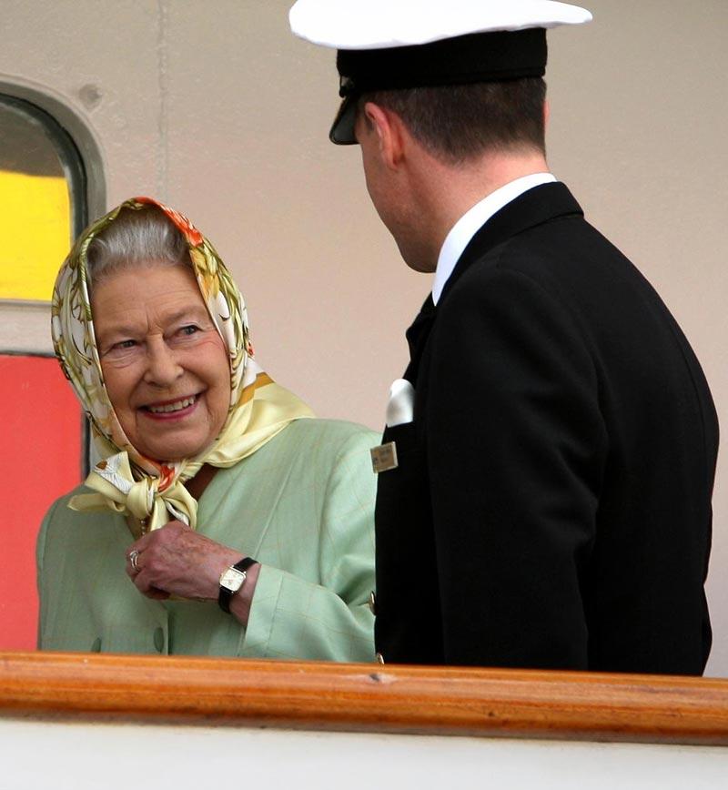 Drottning Elizabeth valde att semestra på Hebridean Princess i år. Här hälsas hon välkommen ombord av fartygets kapten.