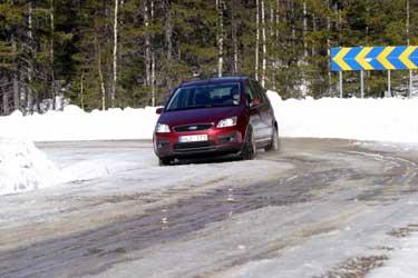   I kurvor sladdar C-max med bakvagnen även på torr asfalt, säger Aftonbladets Robert Collin. På bilden bakom ratten i sitt test.