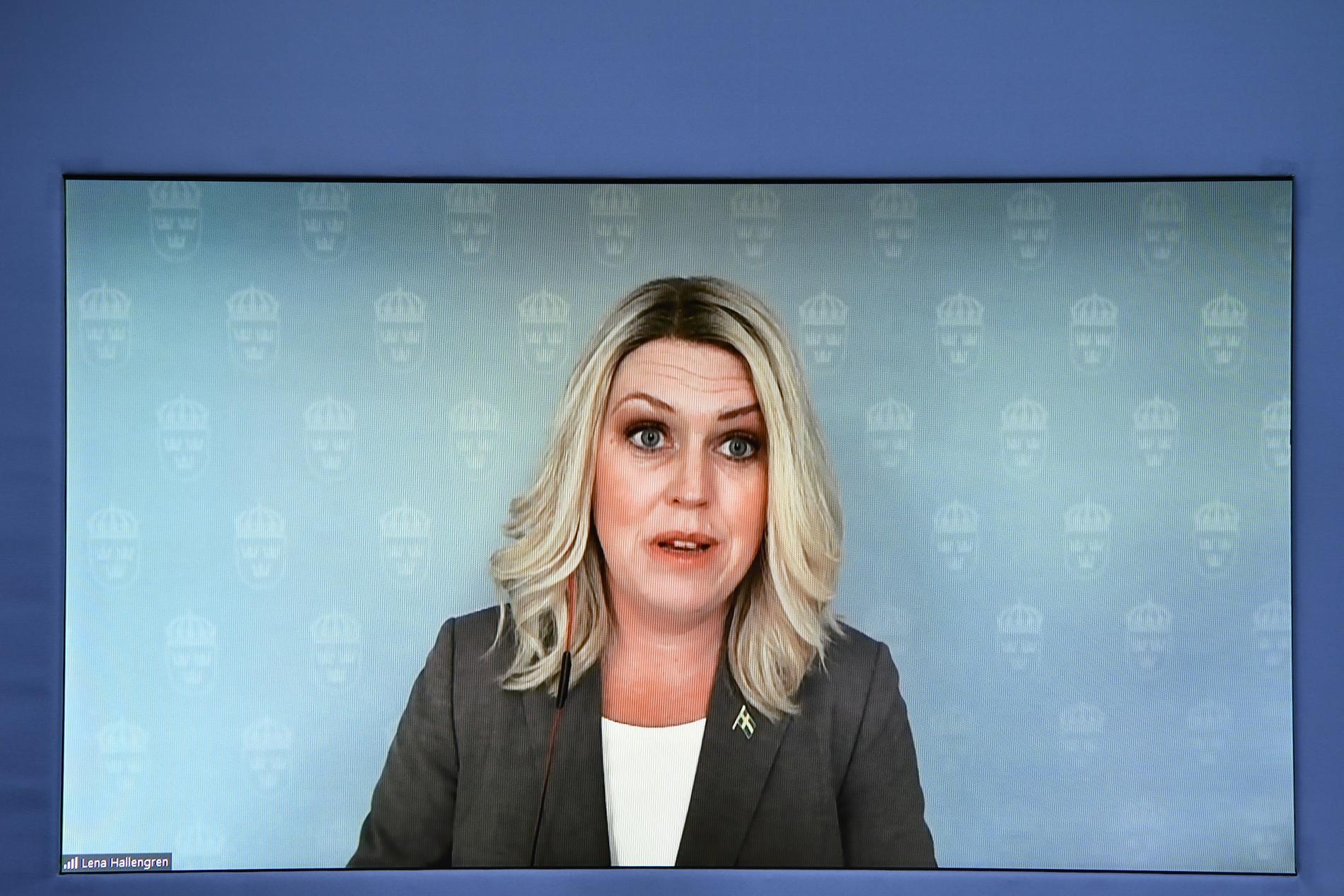 Socialminister Lena Hallengren (S) säger att regeringen väntar med en förlängning av pandemilagen till efter sommaren. Arkivbild.