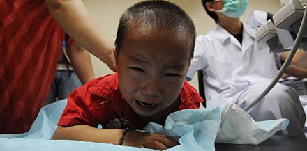 Över 6 000 barn har drabbats av den förgiftade mjölken i Kina.