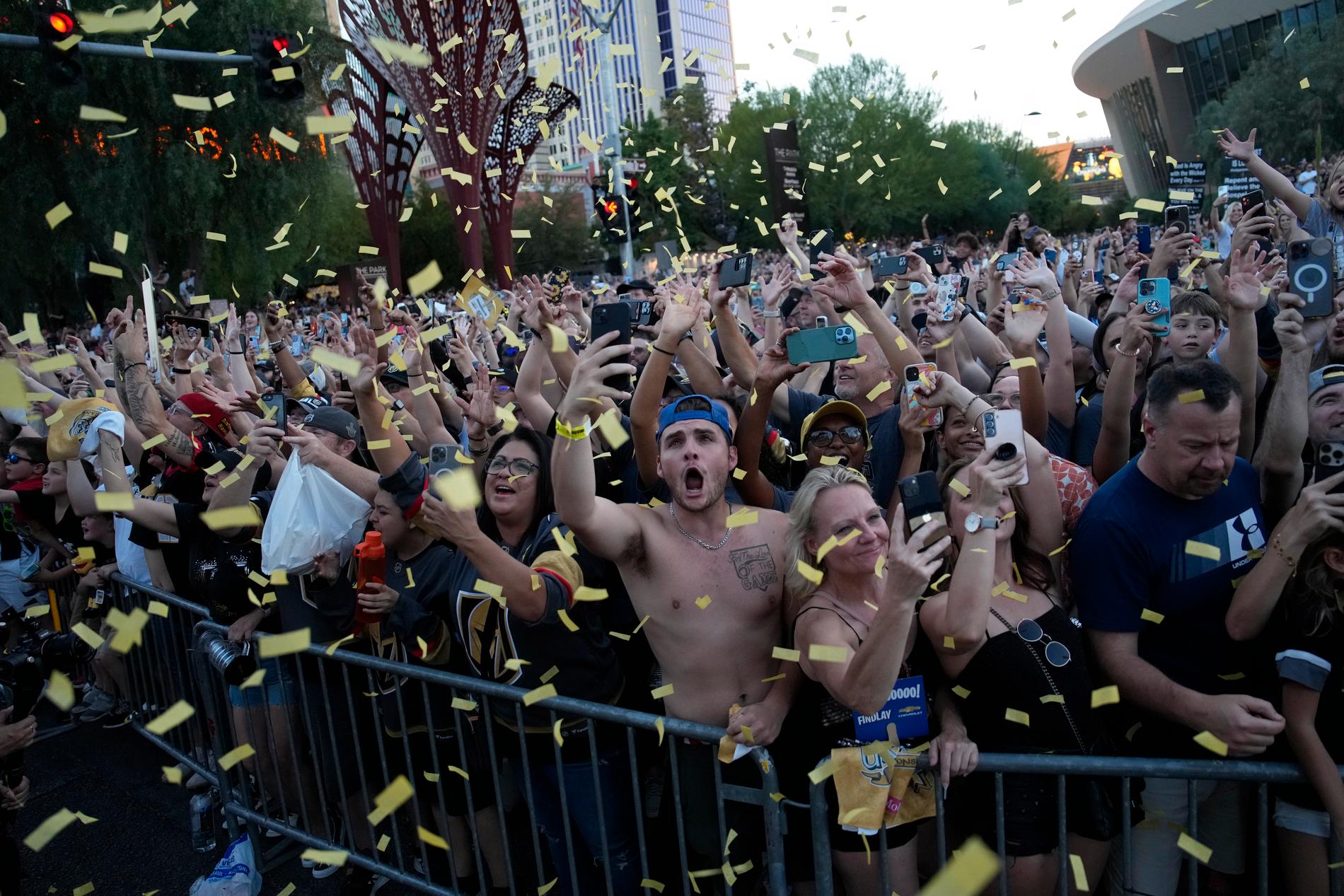 Vegas Golden Knights fans firade med spelarna i Las Vegas på lördagskvällen.