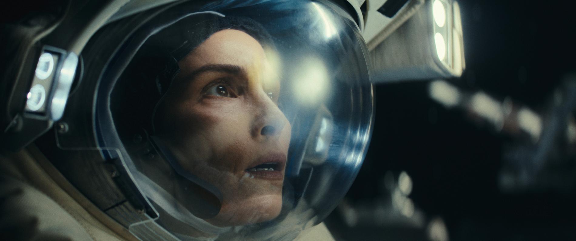 Den svenska astronauten Johanna (Noomi Rapace) blir kvar i rymden när en olycka inträffar ombord på den internationella rymdstationen. Pressbild.