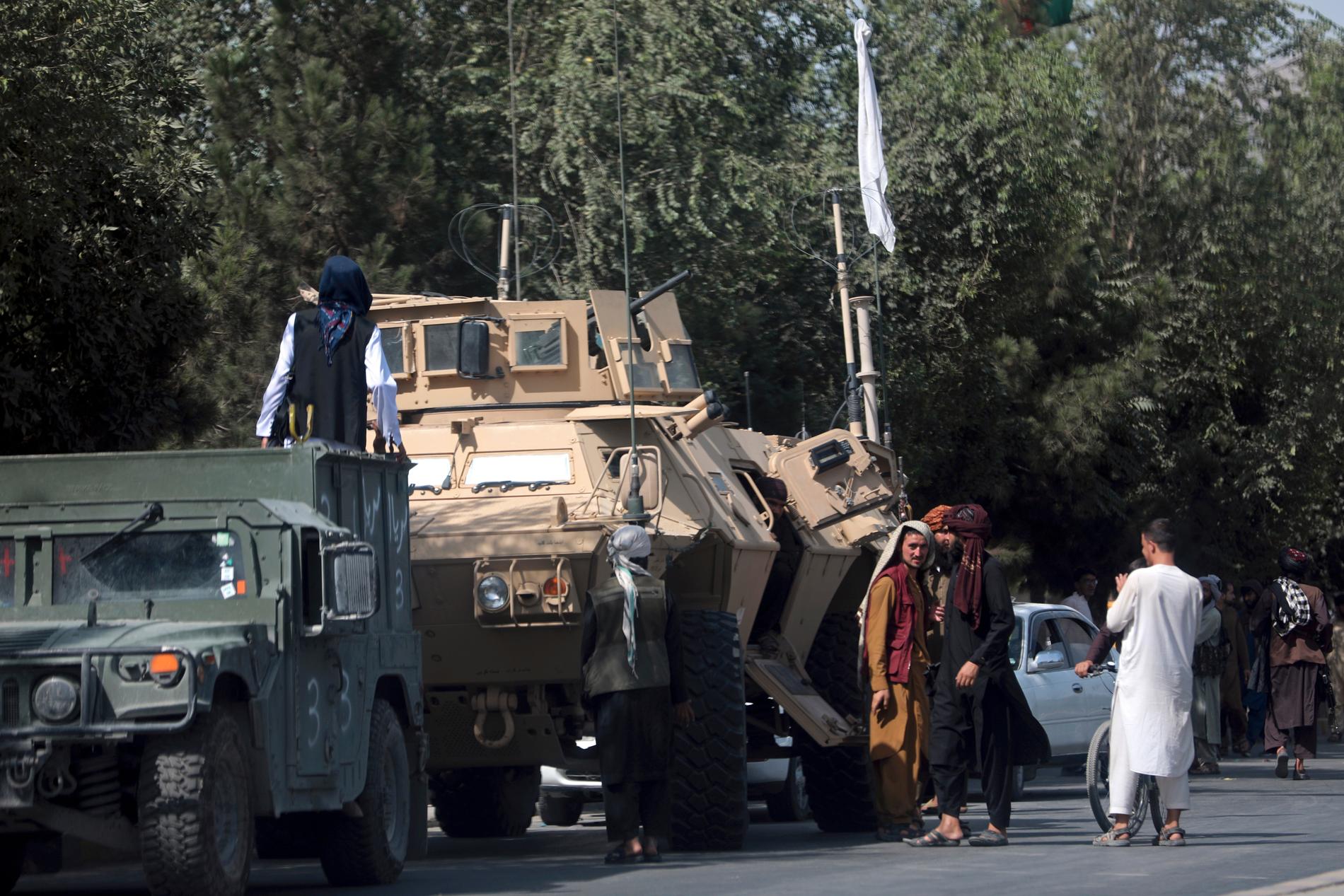 Talibaner vaktar vägen mot Kabuls flygplats. Bilden är från måndag den 16 augusti.