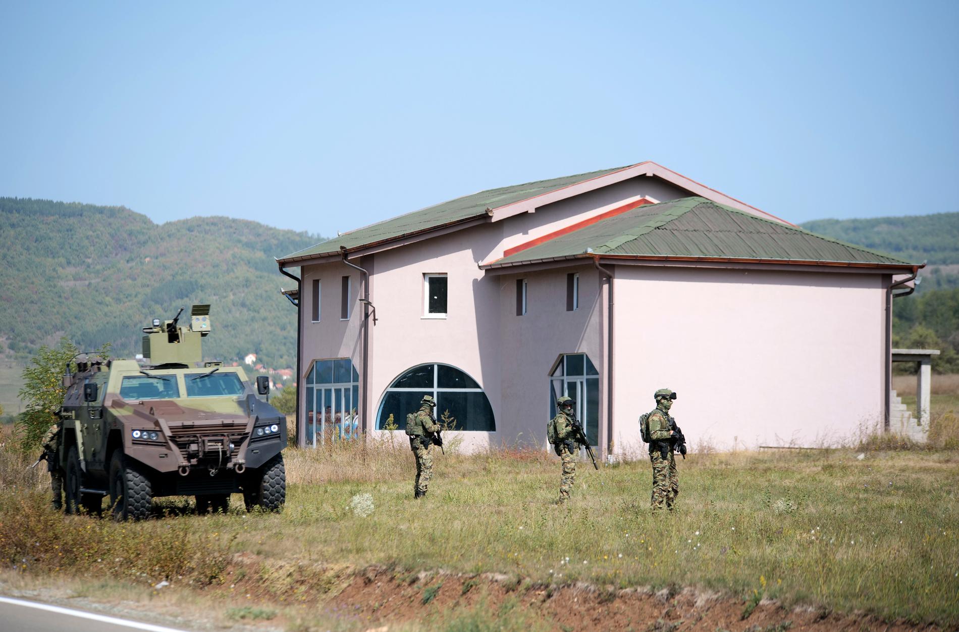 Serbiska soldater vaktar en väg i närheten av gränsen mot Kosovo.
