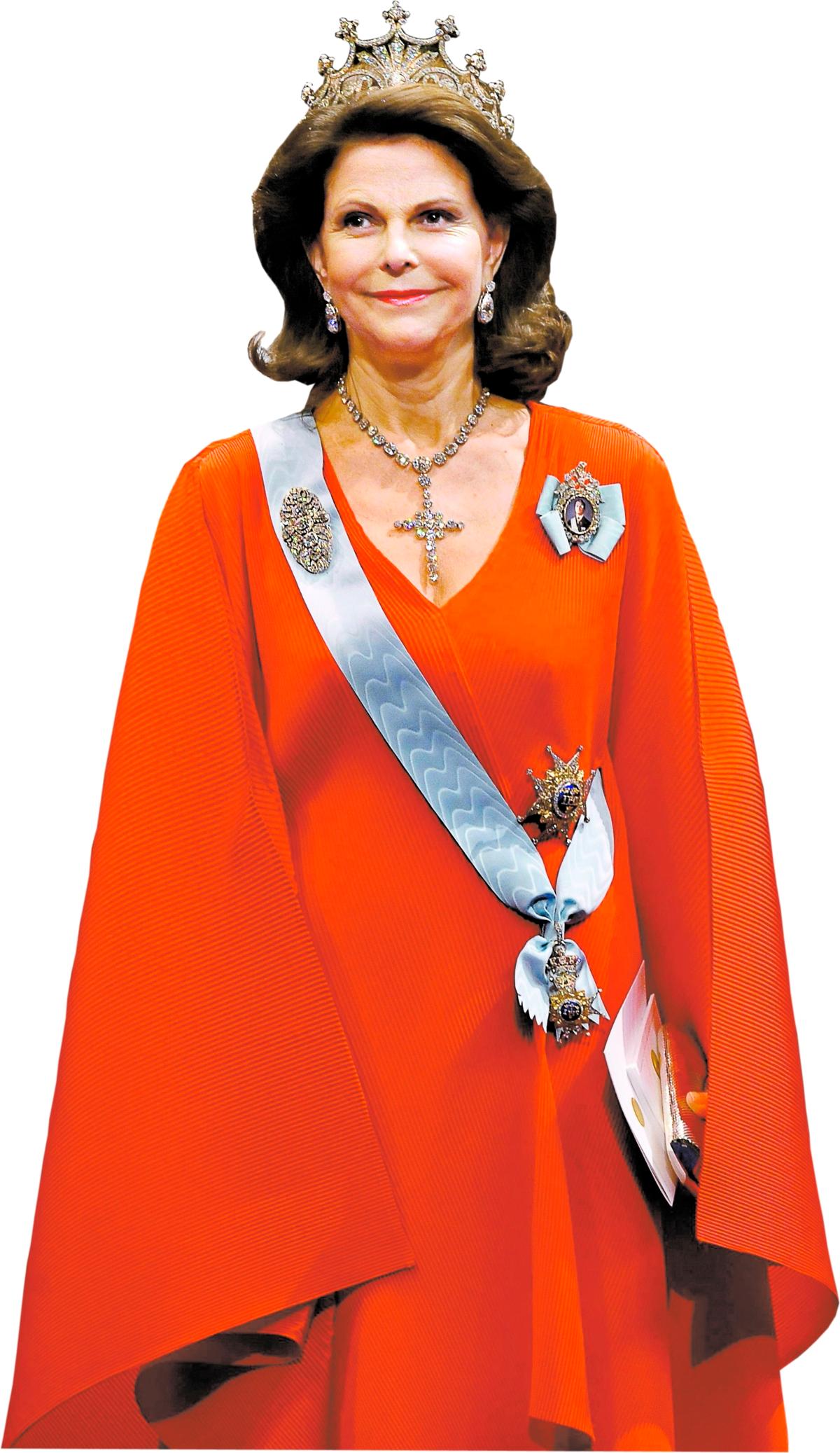 Nobelfesten i år 63-åriga Silvia glider in på årets Nobelmiddag iklädd en röd klänning. Hon ser lika ung ut som alltid. Nu påstås det att Silvia varje år åker till Brasilien inför Nobelfesten för skönhetsingrepp.