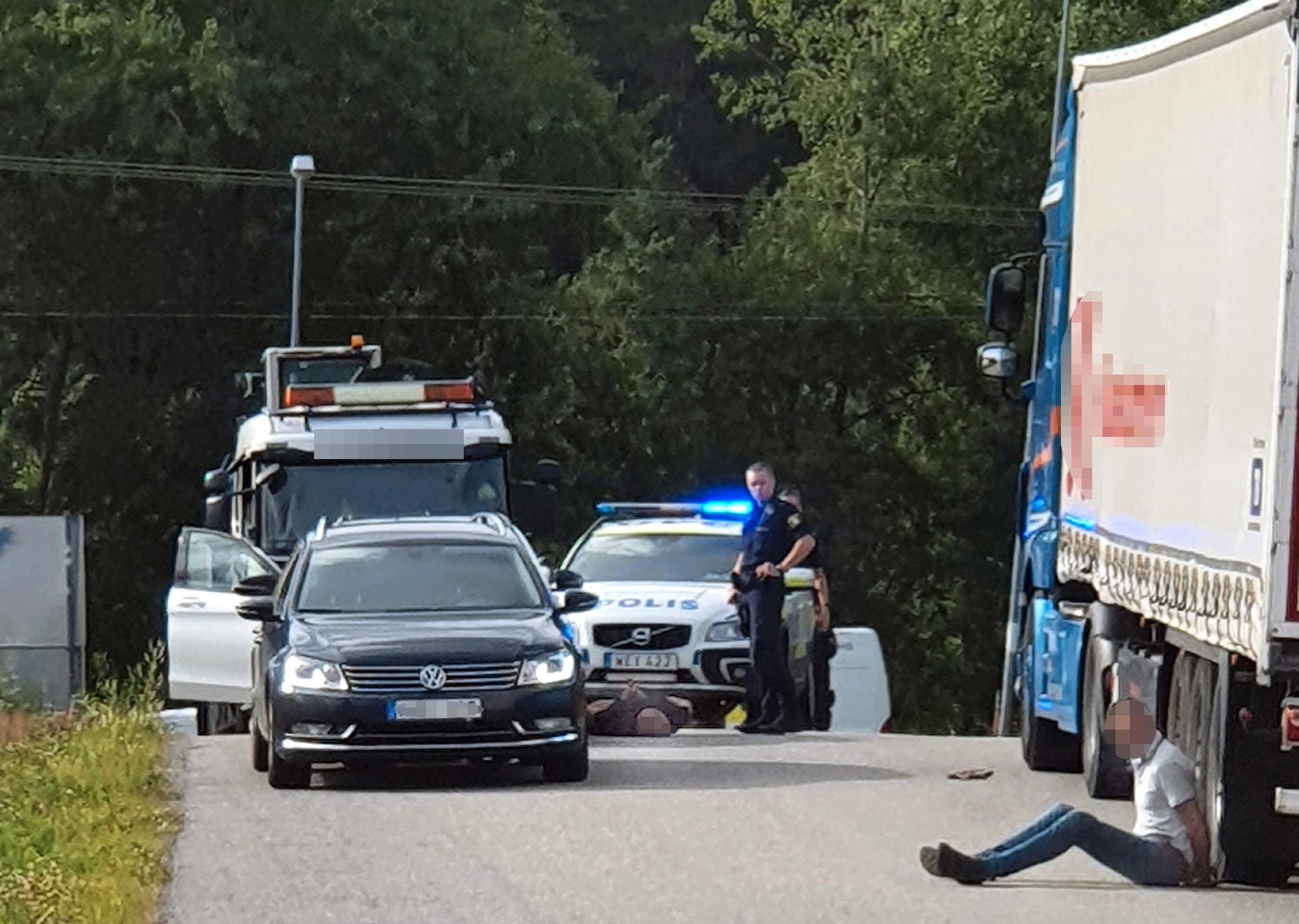 Knarket hittades i den nederländska lastbilen, till höger i bild, och uppskattas vara värt minst 50 miljoner kronor.